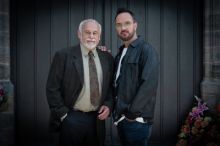 image: À côté de ses pompes