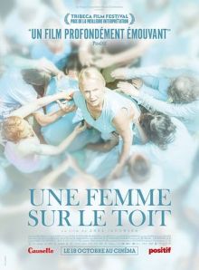 image: Une femme sur le toit