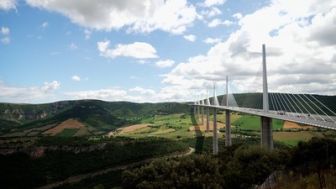 image: L'A75 : sur la route du viaduc de Millau