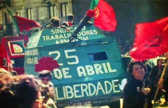 image: Sous les oeillets, la révolution portugaise