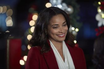 image: Un sapin de Noël, deux amoureux